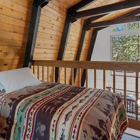 Big Bear Den - Great Cabin Far Enough From Town To Getaway And Fully Fenced Yard With Firepit